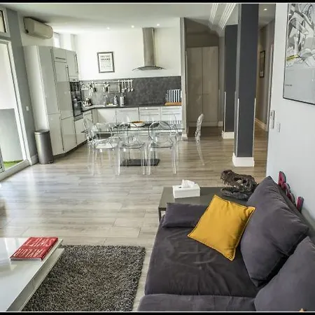 Sleeps 12 Air Con Wifi Apartman